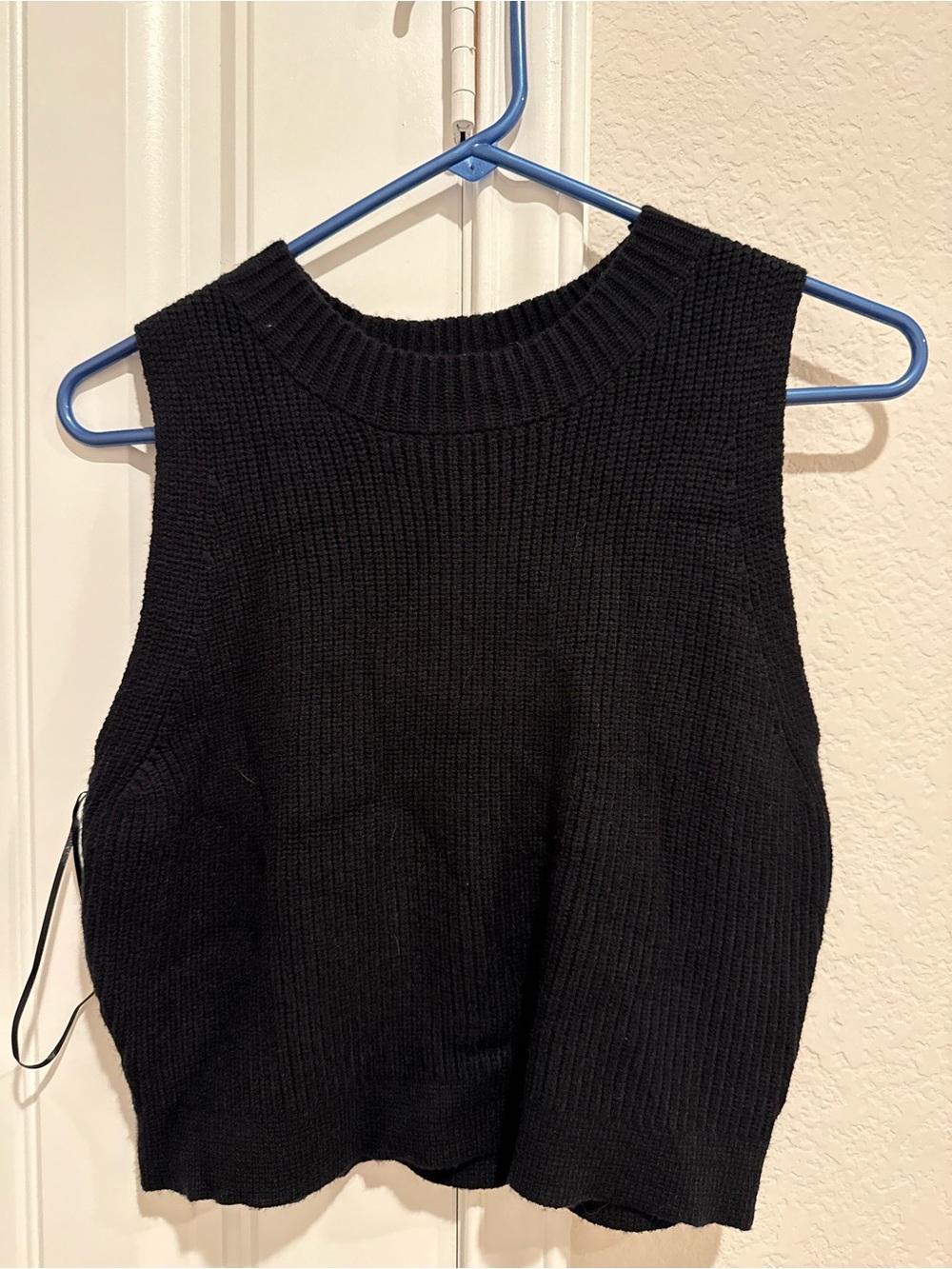 eesome Black Ribbed Knit Sleeveless Crewneck Tank